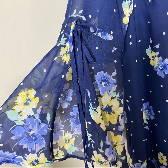 Vince Camuto Floral Bell Sleeve Shift Dress - Picture 5 of 6